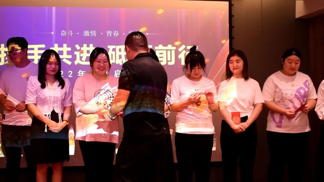 楊總為修康藥業(yè)集團員工頒獎 楊總為修康藥業(yè)集團員工頒獎